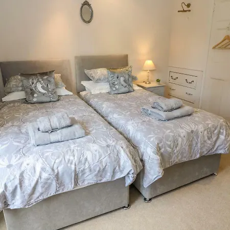 10 Castle Crescent *